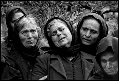 Mujeres junto a una tumba en Pirgos Dirou, Grecia, durante 1962.