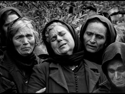 Mujeres junto a una tumba en Pirgos Dirou, Grecia, durante 1962.