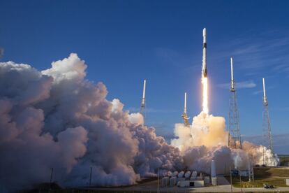 Una fotografía distribuida por SpaceX muestra el lanzamiento del cohete 'Falcon 9' con una carga de 60 satélites Starlink, desde el Space Launch Complex 40 en Cabo Cañaveral en Florida (EE UU).