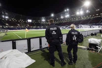 Dos policías vigilan el estadio de Hannover el 18 de noviembre, un día después de la suspensión del amistoso Alemania-Holanda por amenaza de atentado.