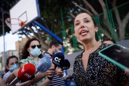 La alcaldesa de Santa Cruz de Tenerife, Patricia Hernández, este lunes en unas instalaciones deportivas.