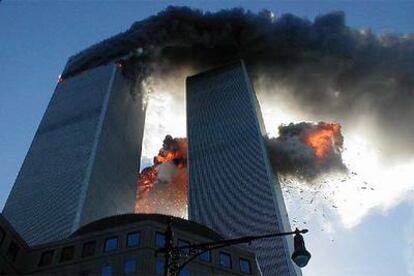 Las Torres Gemelas de Nueva York arden tras los atentados suicidas,  el 11 de septiembre de 2001.