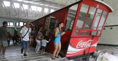 Viajeros en el funicular donostiarra.