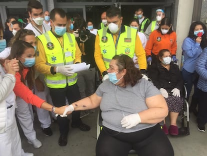 Gloria, una de las últimas pacientes en abadonar el Hospital de Ifema, aplaudida por los sanitarios.