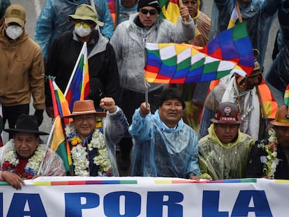 El actual presidente de Bolivia, Luis Arce, y el anterior, Evo Morales, marchando este lunes en La Paz, Bolivia