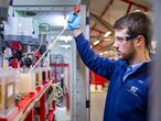 Un trabajador del Centro Tecnológico de Técnicas Reunidas en San Fernando de Henares (Madrid).