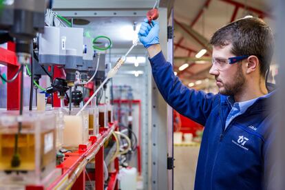 Un trabajador del Centro Tecnológico de Técnicas Reunidas en San Fernando de Henares (Madrid).