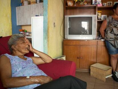 Maria, 70 anos, e Iolanda, 34, na casa da fam&iacute;lia em Guaianases.