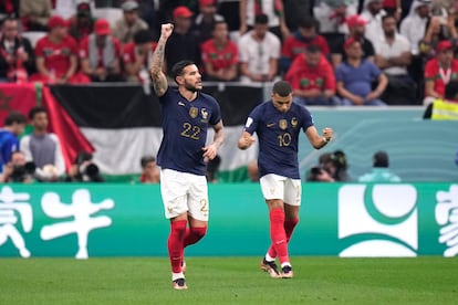Theo Hernández y Mbappé celebran el primer gol de Francia ante Marruecos en las semifinales del Mundial.