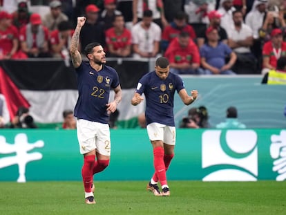 Theo Hernández y Mbappé celebran el primer gol de Francia ante Marruecos en las semifinales del Mundial.