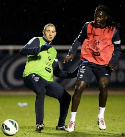 Benzema, junto a Gomis, durante un entrenamiento de Francia en Clairefontaine.
