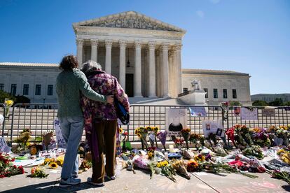 Flores en recuerdo de la magistrada Ruth Bader Ginsburg, el domingo en el Tribunal Supremo de Estados Unidos.