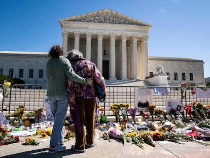 Flores en recuerdo de la magistrada Ruth Bader Ginsburg, el domingo en el Tribunal Supremo de Estados Unidos.