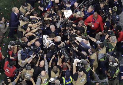 Tom Brady, de los New England Patriots, abraza al propietario del equipo, Robert Kraft, al término del Super Bowl 53.