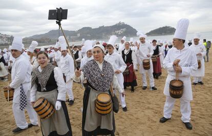 Participantes en la concentración playera de tamborradas celebrada en la playa de La Concha en San Sebastián.