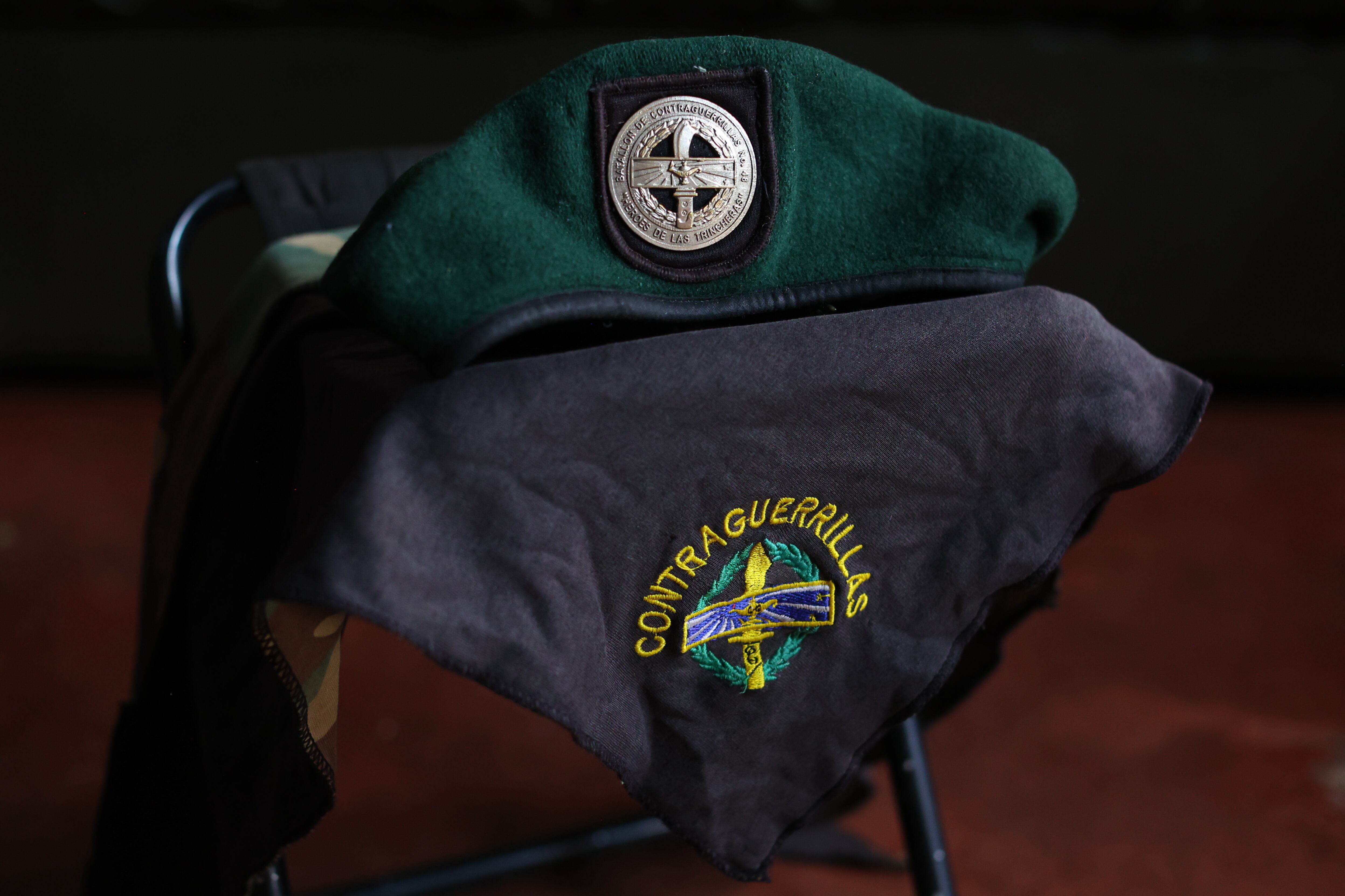 Boina militar e lenço de Alexander Ante preservados por sua mãe.