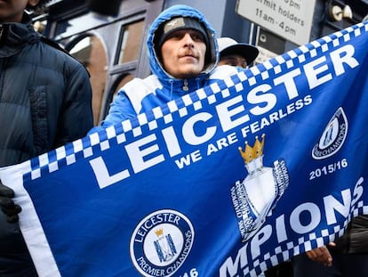 Um torcedor do Leicester comemora uma vitória do seu time.