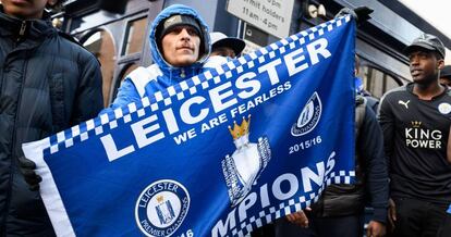 Um torcedor do Leicester comemora uma vitória do seu time.