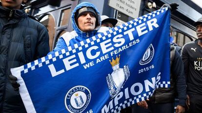 Um torcedor do Leicester comemora uma vitória do seu time.