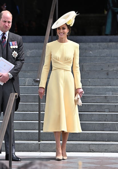 Para el servicio religioso de Acción de Gracias, la duquesa de Cambridge apostó por un elegante vestido de color amarillo pastel con diseño cruzado en la parte delantera, firmado por una de sus diseñadoras de cabecera, Emilia Wickstead. Un estilismo que completó con un sombrero con flores a tono.