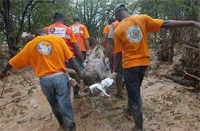 Los servicios de rescate trasladan a una víctima de la riada en Jimaní, a 200 kilómetros de Santo Domingo.