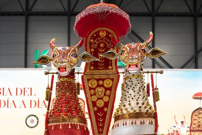 Carrozas del festival indio de Kettukazhcha, en Fitur 2023 (pabellón 6).
