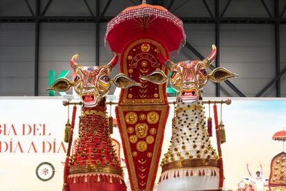 Carrozas del festival indio de Kettukazhcha, en Fitur 2023 (pabellón 6).