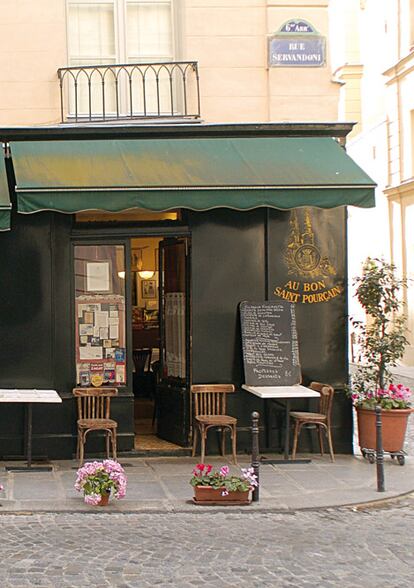 Exterior del pequeño restaurante Au Bon Saint-Pourçain, alejado de las rutas turísticas habituales de París.