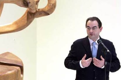 Javier Balza responde a los informadores en la rueda de prensa posterior a su comparecencia parlamentaria en Vitoria.