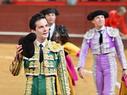 Juan del Álamo da la vuelta al ruedo tras la lidia del quinto toro.