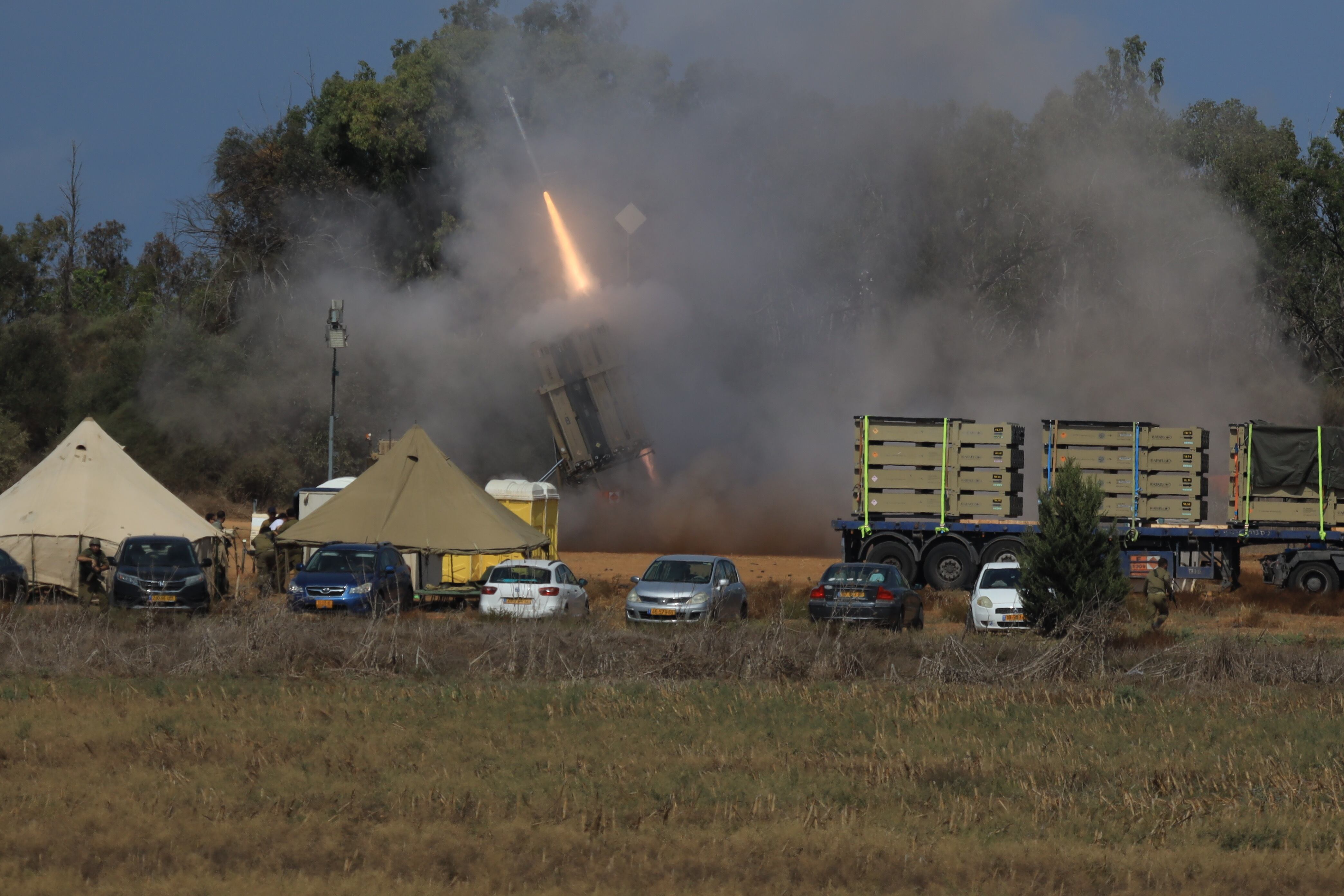 Los cohetes disparados desde Gaza son neutralizados en el aire por el sistema de defensa aérea israelí Cúpula de Hierro, en la ciudad de Ashkelon.