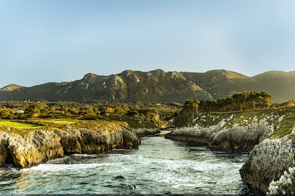 Entrada desde el mar a la playa de Guadamía, en la frontera litoral entre Ribadesella y Llanes.