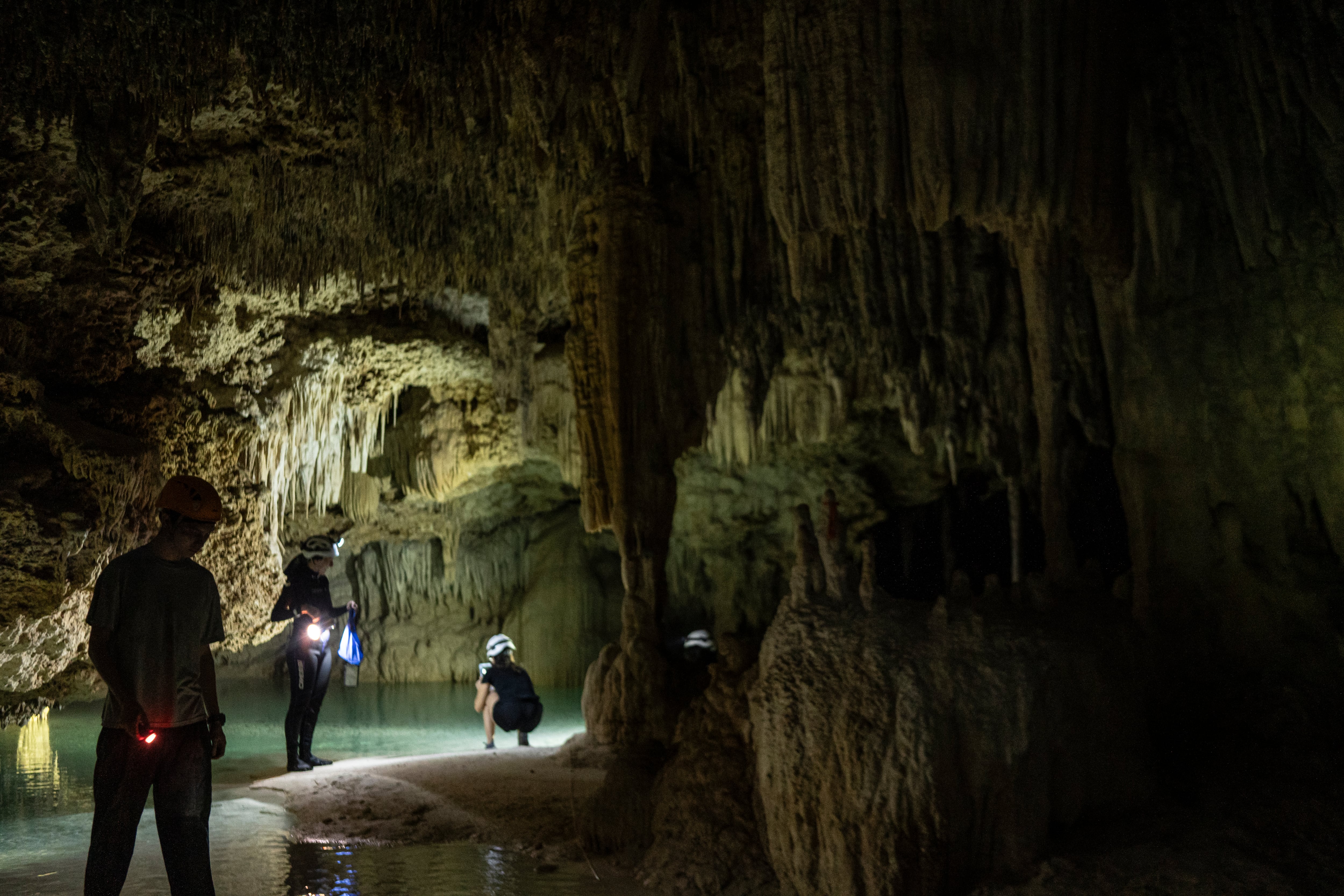 Activistas y ambientalistas recorren el sistema de cuevas subterráneas Aktun T’uyul, que se ubican bajo la construcción del Tramo 5 Sur del Tren Maya en Playa Del Carmen, Quintana Roo.

