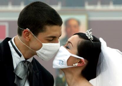 El estadounidense Mathieu Borysevicz y la china Zhang Yu se hicieron la foto de boda ayer en Pekín.