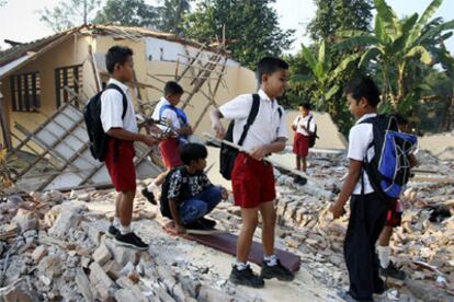 Unos niños juegan sobre los restos de su escuela, destruida en el terremoto que dejó más de 5.700 muertos en Java, en mayo pasado.