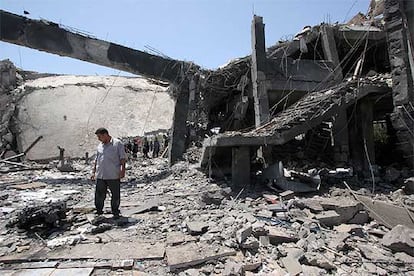 Las explosiones han sido causadas por tres coches bomba a las puertas de dos hoteles de lujo de la zona y un mercado. Uno de los objetivos es el establecimiento de cuatro estrellas Ghazala Gardens (en la imagen), situado en la zona turística de Naama Bay, junto a Sharm el Sheik. Entre los 88 muertos hay al menos ocho extranjeros -dos británicos, dos italianos, un ucraniano, un ruso, un holandés y un árabe-israelí-. De los 120 heridos, decenas se encuentran en estado crítico.