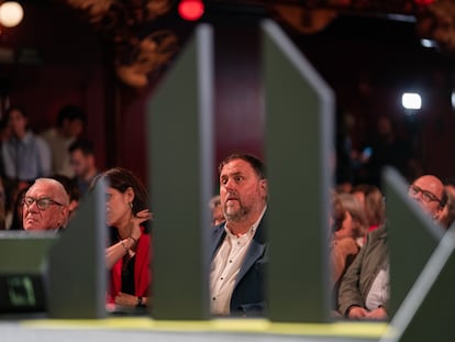 El presidente de ERC, Oriol Junqueras (centro), durante el acto de cierre de campaña del partido en Barcelona, el 26 de mayo.