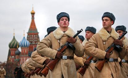 Rusia conmemoraba el centenario de la Revolución de Octubre, un sismo político clave del siglo XX, en un momento en que el Kremlin evita glorificar un cambio de régimen por la fuerza. En la imagen, desfile militar en la Plaza Roja en Moscú (Rusia).