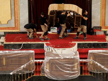 Operarios del Congreso de los Diputados habilitan la tribuna para el acto del juramento de la Constitución de Leonor de Borbón.