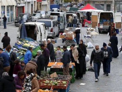 Una de las calles de Molenbeek (Bruselas) el domingo 15 de noviembre.