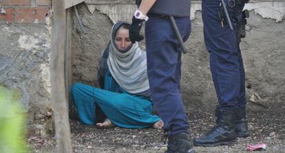 Agentes de la Policía Nacional custodian a una de las madres que se concentraron el jueves en la plaza de los Reyes de Ceuta.