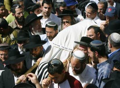 Familiares cargan con el féretro de uno de los estudiantes asesinados en Jerusalén.