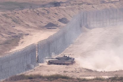 Un tanque israelí cruza la valla de seguridad entre Israel y Gaza en la parte norte de la Franja, en un imagen tomada desde Sderot. 