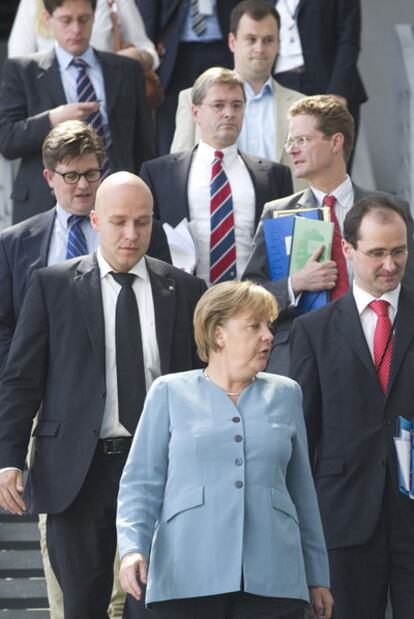Merkel sale del Parlamento alemán, ayer en Berlín.