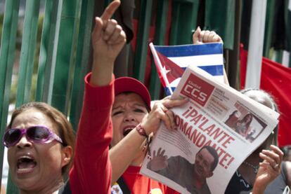 Un grupo de chavistas sale a la calle con banderas y un periódico con el lema "Pa'lante, presidente", el viernes en Caracas.