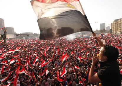 Miles de personas llenan la plaza Tahrir de El Cairo como protesta al gobierno del presidente egipcio Mohamed Morsi, 3 de julio de 2013.