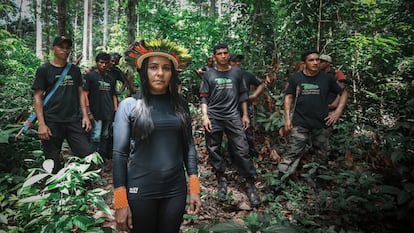 La guardiana Puyr Tembé con su equipo, en el territorio indígnea amazónico de Araribóia (Brasil).
