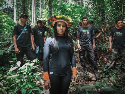 La guardiana Puyr Tembé con su equipo, en el territorio indígnea amazónico de Araribóia (Brasil).