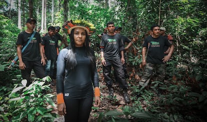 La guardiana Puyr Tembé con su equipo, en una imagen promocional de la película 'Somos Guardianes'