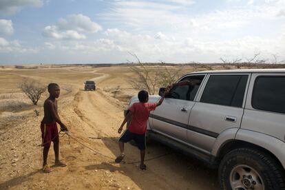 Peajes improvisados de unos niños en la vía que pasa por Portete en dirección a Punta Gallinas, uno de los lugares que ha despertado el interés de los viajeros que visitan Colombia y la Guajira.